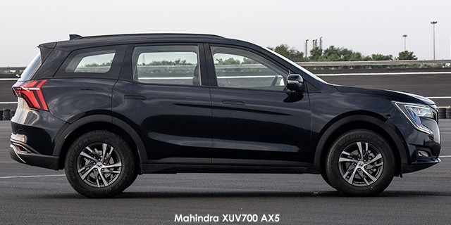 MAHINDRA XUV 700 2.0 AX7 A/T BLACK EDITION (7 SEAT) - 1 
